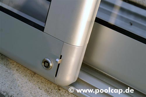 Schwimmbad�berdachung automatische Arretierung